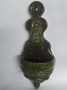 Antiguidades: Benditera cerámica de Buño (Coruña) con virgen en relieve